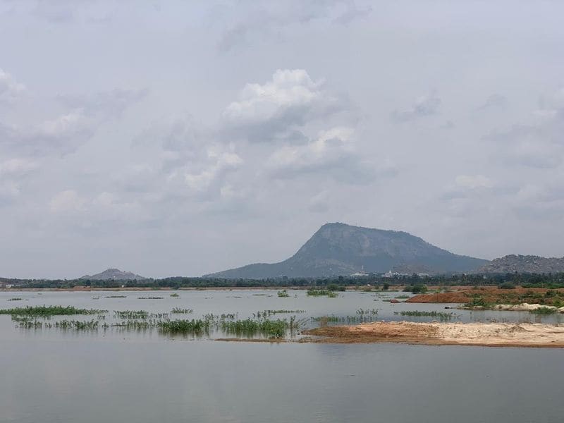 ಕಂದವಾರ ಕೆರೆಯಲ್ಲಿ ಮೀನುಗಳು ಸಾಯುತ್ತಿವೆ, ಕೆರೆಯ ಸುತ್ತಮುತ್ತಲಿನ ಗ್ರಾಮಗಳಲ್ಲಿ ಸೊಳ್ಳೆಗಳ ಕಾಟ ಹೆಚ್ಚಾಗಿದೆ ಎಂಬ ಆರೋಪಗಳು ಕೇಳಿಬಂದಿರುವುದು ಮತ್ತು ಕೆರೆ ತುಂಬುವ ಹಂತ ತಲುಪಿರುವ ಕಾರಣ ಇಲ್ಲಿಂದ ಮುಂದಿನ ಕೆರೆಗಳಿಗೆ ನೀರು ಹಾಯಿಸಬೇಕಿರುವ ಹಿನ್ನೆಲೆಯಲ್ಲಿ ಪಂಪ್ಹೌಸ್ ಸೇರಿದಂತೆ ಇತರೆ ಪ್ರದೇಶಗಳನ್ನು ಸಚಿವರು ಪರಿಶೀಲಿಸಿದರು.