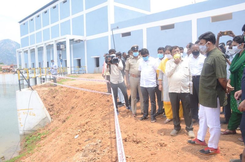 ಅಲ್ಲದೆ ನೀರಿನ ಗುಣಮಟ್ಟಅಥವಾ ಇತರೆ ಯಾವುದೇ ಸಮಸ್ಯೆ ಎದುರಾದರೂ ಜಿಲ್ಲಾಡಳಿತ ಮಾಹಿತಿ ನೀಡಲಿದ್ದು, ಜನರು ಆತಂಕಪಡಬೇಕಾದ ಅಗತ್ಯವಿಲ್ಲ ಎಂದು ಸಚಿವರು ಭರವಸೆ ನೀಡಿದರು. ಅಲ್ಲದೆ ಕೆರೆ ತುಂಬಲು ಇನ್ನು ಎರಡು ಅಡಿ ಬಾಕಿ ಇದ್ದು, ಶೀಘ್ರದಲ್ಲಿಯೇ ಮುಂದಿನ ಕೆರೆಗಳಿಗೆ ನೀರು ಹರಿಯಲಿದೆ ಎಂದರು.