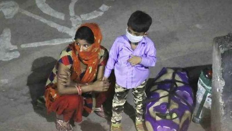 तस्वीर में आप देख सकते हैं किस तरह एक महिला अपने बेटे के साथ घर जाने के लिए पैदल ही निकल पड़ी है। जब उसको छांव दिखी तो वह कुछ वक्त के लिए आराम करने लगी। लेकिन, सफर अभी बहुत लंबा है, यह तस्वीर राजस्थान से सामने आई है।