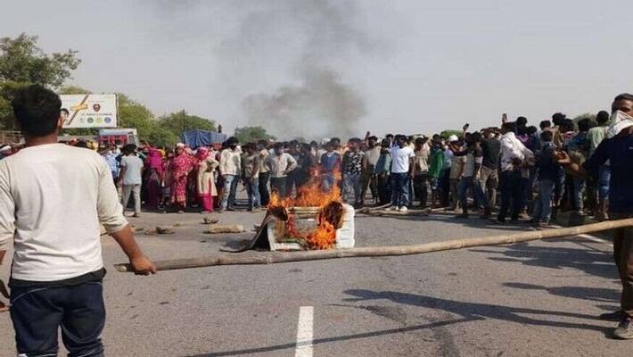 Case filed against 12 persons for setting fire to cars near Karaikudi !! Case filed against 12 persons for setting fire to cars near Karaikudi !!