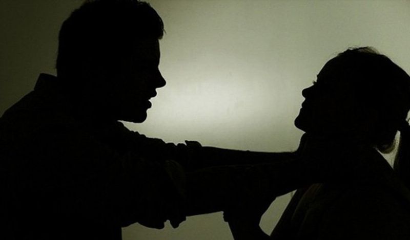जानकारी के मुताबिक, इस कपल के बीच काफी झगड़ा होता था। लॉकडाउन में पति दिनभर घर पर रहता और बीवी के साथ मारपीट करता तह।
