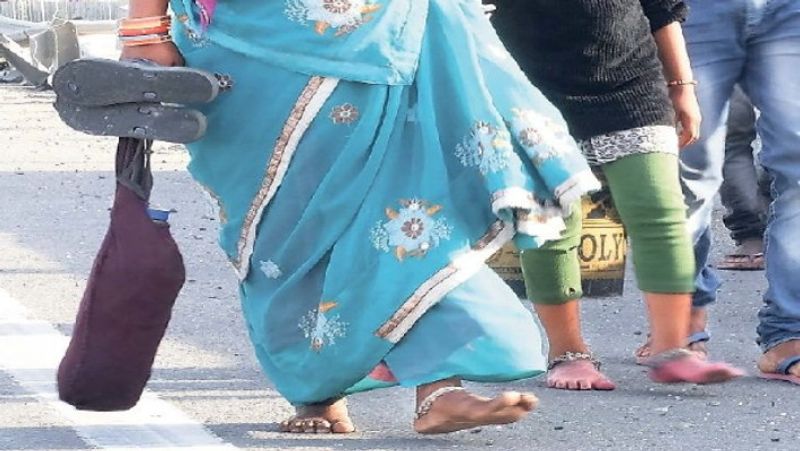दरअसल, तस्वीर में दिखाई दे रही यह महिला अपनी बेटी के साथ अजमेर से एमपी के पन्ना जाने के लिए 750 किमी लंबे सफर पर निकल पड़ी हैं। इन मां-बेटी के पास एक ही जोड़ी चप्पल है, जिसे वे बदल-बदल कर दोनों पहनती रहती हैं। इतना ही नहीं वो चप्पल टूटने के डर से वे कई किमी चप्पल को हाथ में लेकर भी चलती हैं। मीलों के सफर पर निकले इन मजदूरों की बस एक ही तमन्ना है किसी तरह अपने गांव पहुंच जाएं।