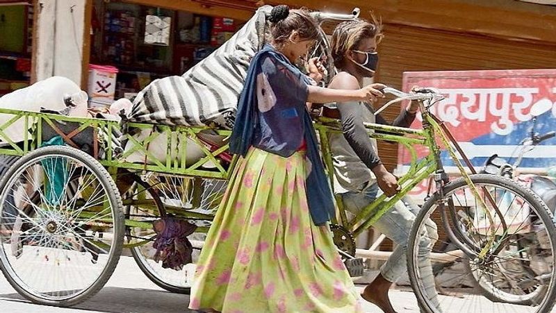 यह तस्वीर भीलवाड़ा से सामने आई है। जहां मजदूर सुरेश और उसकी पत्नी 15 दिन पहले अहमदाबाद से साइकिल रिक्शा लेकर गांव जाने के लिए निकल पड़े हैं। युवक गुजरात में इसी रिक्शे पर लोगों का सामान ढोकर अपना गुजर-बसर कर रहा था, लेकिन लॉकडाउन के चलते जब सब बंद होग गया तो वह अपने आने के लिए इसी साइकिल के सहारे चल पड़े।