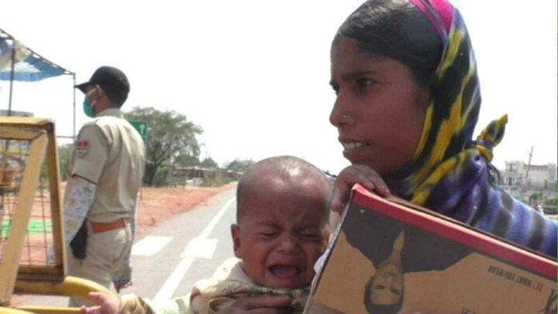 यह तस्वीर राजस्थान के दौसा बॉर्डर से सामने देखने को मिली है। जहां एक महिला अपने मासूम बेटे को गोद में लेकर घर जाने के लिए निकल पड़ी है।
