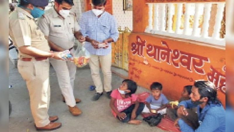 बेबसी की यह तस्वीर पुष्कर शहर से सामने आई है। जहां एक पिता अपने तीन बच्चों को साथ लेकर 10 दिन पहले पुणे के एक से निकला है। जब वह पानी पीने के लिए पुष्कर में रुका तो पुलिसवालों ने देवदूत के बनकर उसकी मदद की और खाना खिलाया।
