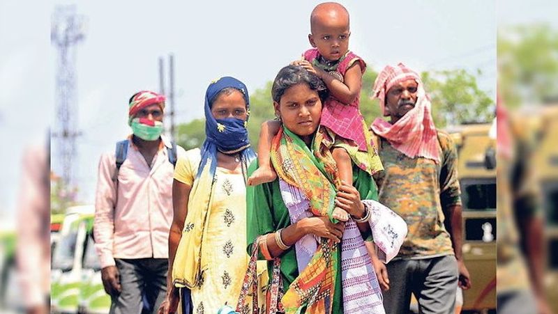 यह तस्वीर गुमला से सामने देखने को मिली है, जहां यह मजदूर विशाखपट्टनम से पैदल चलकर आए हैं। उनको अपने घर बिहार जाना है। जब प्रशासन ने उनको रोका तो मजूदरों ने कहा-सर ना हमको खाना चाहिए और ना ही कुछ रुपया-पैसा। अगर हो सके तो हमको हमारे गांव पहंचा दो।

