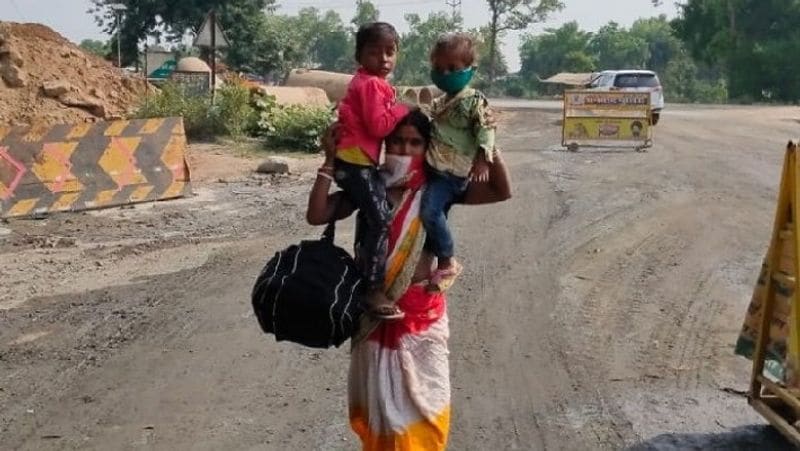 दरअसल, मायूसी और बेबसी की यह तस्वीर रविवार को धनबाद से सामने आई है। जहां ईंट भट्ठे पर काम करने वाली महिला का तपती दुपहरी में अपने घर बंगाल के पुरूलिया जिले की तरफ जा रही थी। उसने दोनों कंधो पर अपने दो छोटे-छोटे बच्चों को बिठाया हुआ था और चली जा रही थी। जब उससे किसी ने पूछा क्यों जा रही हो तो महिला ने नम आंखों से कहा-यहां रहेंगे तो भूखे मर जाएंगे, लॉकडाउन ने हमारी रोजी-रोटी छीन ली, अब इन बच्चों को क्या खिलाऊंगा और कहां रहूंगी। इसलिए इन हालतों में अपने गांव जाने का फैसला किया।