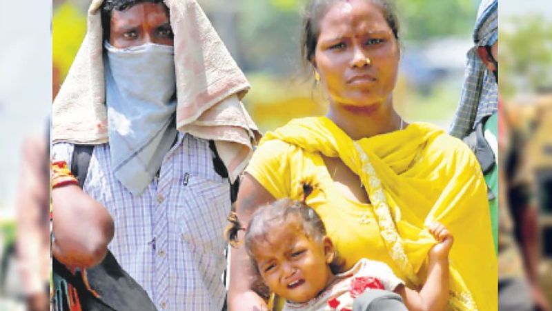 यह तस्वीर रविवार को रांची से सामने आई है, जहां कुछ मजदूर आंध्रा से पैदल चलकर आए हैं। वह बताते हैं कि उनके पास एक भू पूटी कौड़ी नहीं बटी थीस इसिलए उनको पैदल आना पड़ा है। जो कुछ था वह इतने दिन तक खर्ज चलाते रहे। अब हम कैसे बिहार तक पहुंचगे। 