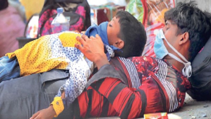 यह तस्वीर झारखंड की है, जब युवक तपती दुपहरी में चलते-चलते थक गया तो वह जमीन पर ही सो गया। साथ ही उसने अपनी छाती पर अपने मासूम बेटे को भी सुलाया हुआ है।