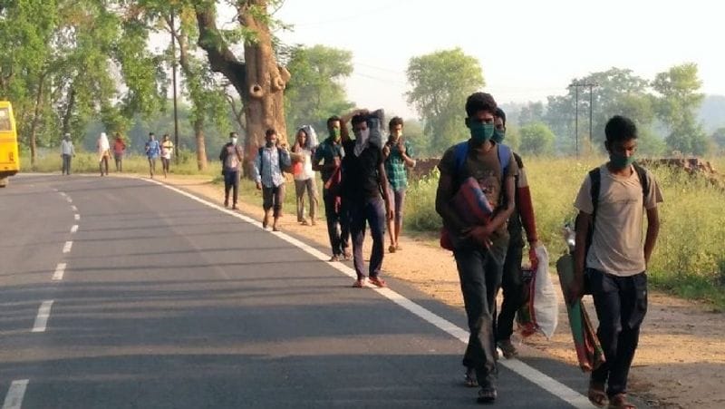 यह तस्वीर छत्तीसगढ़ के रायपुर से झारखंड के सरायकेला के लिए निकले मजदूरों की है। सभी एक ट्रक में बैठकर आ रहे थे, पलामू में पुलिस ने उन्हें रोक लिया तो वह पैदल ही घर की ओर निकल पड़े।
