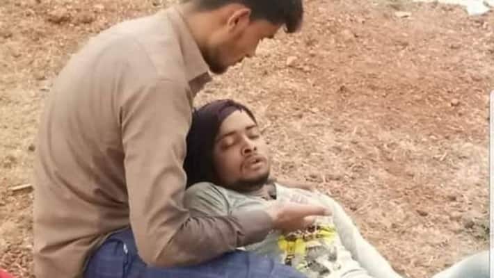 viral 2 migrant workers picture lap on road due to high fiver viral 2 migrant workers picture lap on road due to high fiver