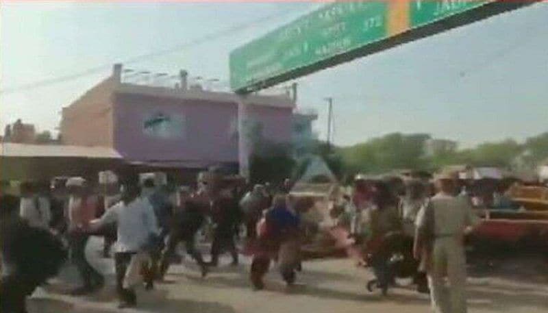 रीवा के चाकघाट क्षेत्र में हजारों की संख्या में प्रवासी मजदूर बेकाबू हो गए। उन्होंने उत्तर प्रदेश और मध्य प्रदेश के बॉर्डर पर लगे बैरिकेड तोड़कर यूपी की सीमा में जबरदस्ती प्रवेश कर लिया। हालांकि इस दौरान वहां दोनों राज्यों की पुलिस तैनात थी, लेकिन वो असहाय नजर आई।