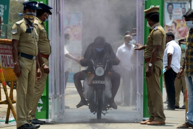 അണുനാശിനി പ്രയോഗം ശരീരത്തിന് ഹാനികരംഅണുനാശിനികള് ശരീരത്തില് പ്രയോഗിക്കുന്നത് കൊവിഡില് നിന്ന് സംരക്ഷണം നല്കില്ല. ക്ലോറിന് പോലുള്ള രാസവസ്തുക്കള് പ്രയോഗിക്കുന്നത് കണ്ണുകള്ക്കും ചര്മ്മത്തിനും ദോഷമാണെന്നും ശ്വസനപ്രക്രിയക്കും ദഹനപ്രക്രിയക്കും ദോഷമാണ്എന്നും ലോകാരോഗ്യ സംഘടന വ്യക്തമാക്കി.