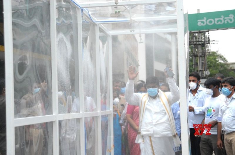 മനുഷ്യശരീരത്തില് അണുനാശിനികള് പ്രയോഗിക്കുന്നത്എതിര്ത്ത് കേന്ദ്രആരോഗ്യ മന്ത്രാലയംനേരത്തെ രംഗത്തെത്തിയിരുന്നു. അണുനാശിനി ടണലുകള് അശാസ്ത്രീയമാണെന്നും ഇത്തരം സംവിധാനങ്ങള് ഒഴിവാക്കാനും കേരളം ആവശ്യപ്പെട്ടിരുന്നു.