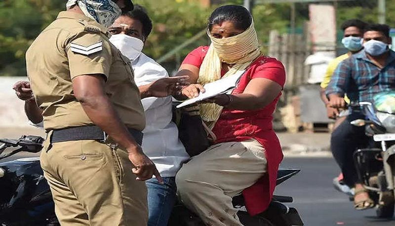 प्रमुख सचिव अमित मोहन प्रसाद ने कहा कि दोपहिया वाहन में पहले बार पीछे बैठी सवारी पर 250 रुपये, दूसरी बार 500 रुपये, तीसरी बार में 1000 रुपये और उसके बाद ड्राइविंग लाइसेंस भी निलंबित या निरस्त किया जा सकता है।