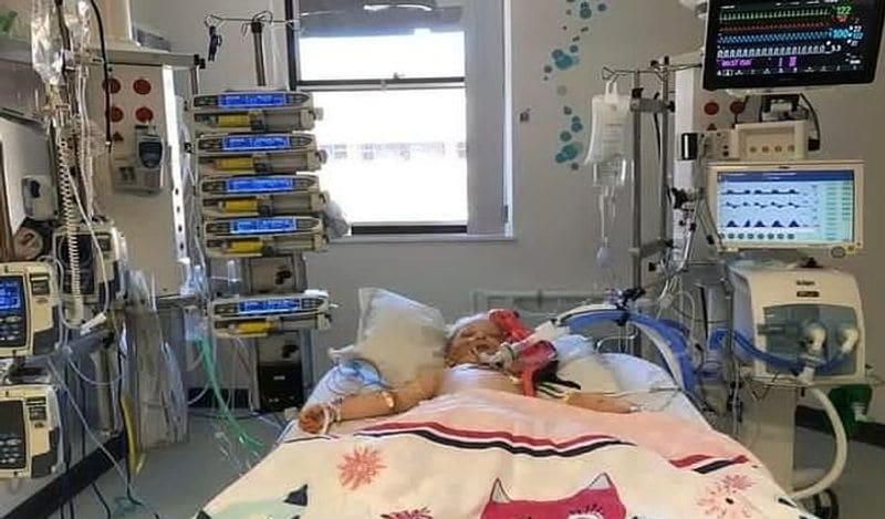 5 साल की स्कारलेट रॉबर्ट्स को लॉकडाउन से पहले ही कोरोना ने अपनी चपेट में ले लिया था। उसे स्कूल में कोरोना हुआ था। कई दिनों तक कोरोना से जंग लड़ने के बाद स्कारलेट ने कोरोना को मात दी थी। पांच हफ्ते पहले ही कोरोना को हराने के बाद स्कारलेट इस नई बीमारी कावासाकी की चपेट में आ गई। जिसमें डॉक्टर्स ने उसके बचने के मात्र 20 परसेंट चान्सेस ही दिए थे। स्कारलेट के पिता पिएर्स रोबर्ट ने अपनी बेटी की तस्वीर शेयर करते हुए रिक्वेस्ट की है कि अभी स्कूलों को खोलना समझदारी नहीं है। 