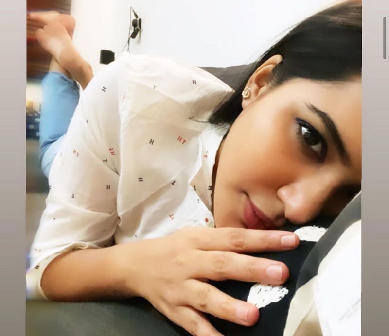 ஆடையை குறைத்துவிட்டு அடங்காமல் போஸ் கொடுக்கும் அசு ரெட்டி.... செம்ம ஹாட் கிளிக்ஸ் உள்ளே ! 
