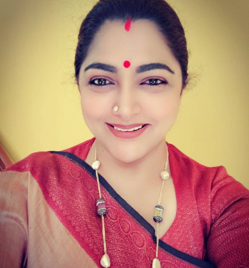 முகப்பொலிவை கூட்ட மஞ்சள் பூசி அழகு சேர்க்கும் நடிகை குஸ்பு.... கண்டிப்பா பார்க்கவேண்டிய புகைப்படங்கள் ! 
