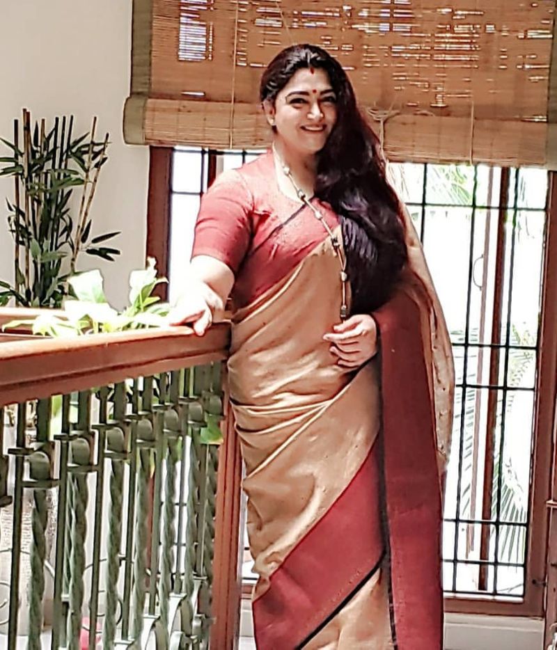 முகப்பொலிவை கூட்ட மஞ்சள் பூசி அழகு சேர்க்கும் நடிகை குஸ்பு.... கண்டிப்பா பார்க்கவேண்டிய புகைப்படங்கள் ! 
