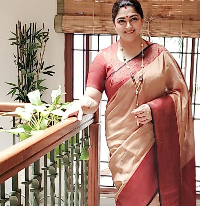 முகப்பொலிவை கூட்ட மஞ்சள் பூசி அழகு சேர்க்கும் நடிகை குஸ்பு.... கண்டிப்பா பார்க்கவேண்டிய புகைப்படங்கள் ! 