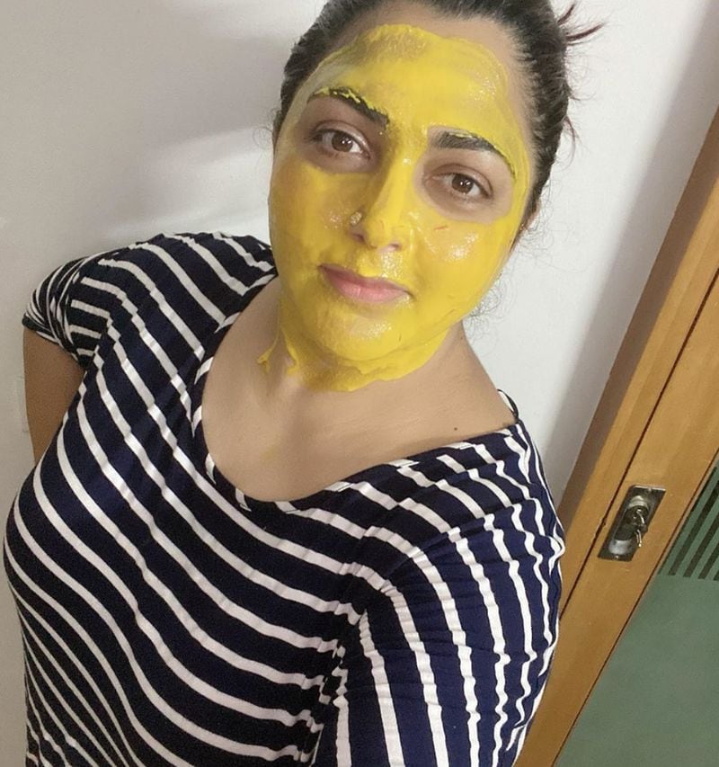 முகப்பொலிவை கூட்ட மஞ்சள் பூசி அழகு சேர்க்கும் நடிகை குஸ்பு.... கண்டிப்பா பார்க்கவேண்டிய புகைப்படங்கள் ! 