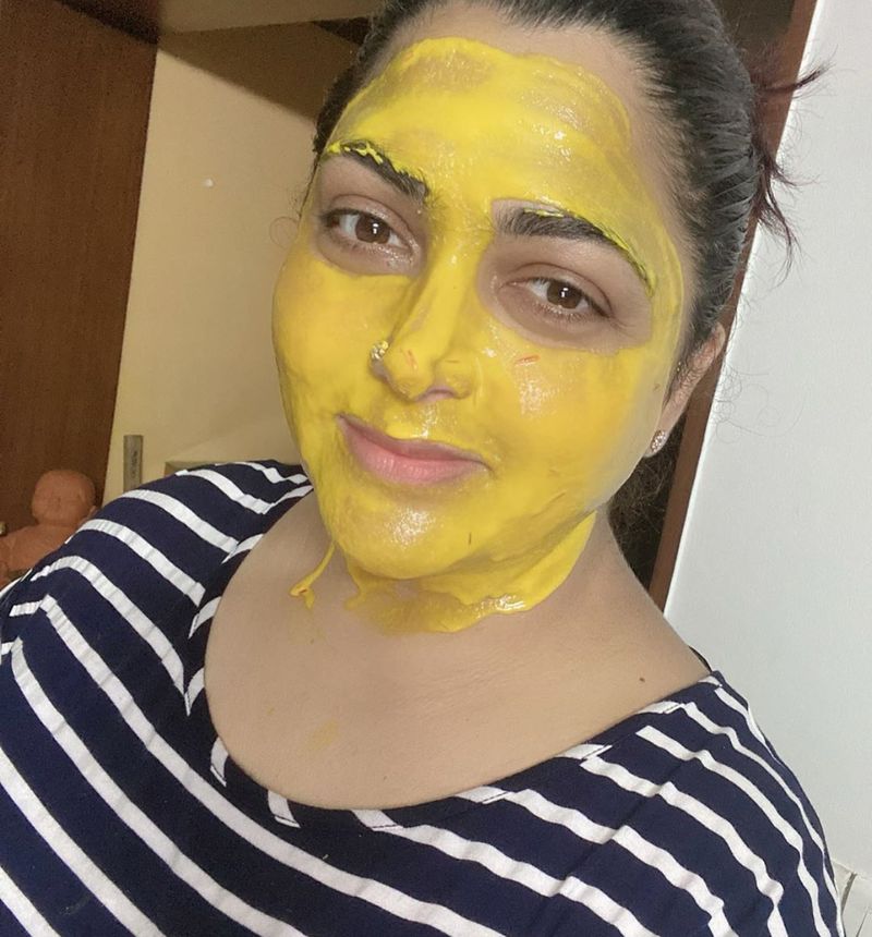 முகப்பொலிவை கூட்ட மஞ்சள் பூசி அழகு சேர்க்கும் நடிகை குஸ்பு.... கண்டிப்பா பார்க்கவேண்டிய புகைப்படங்கள் ! 