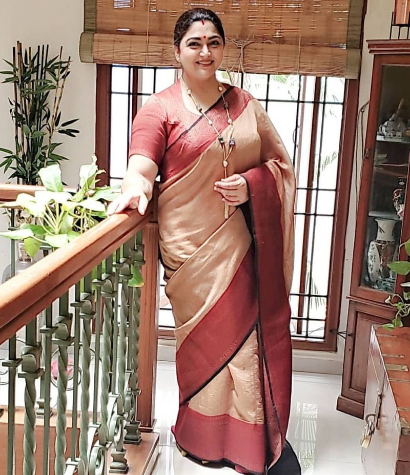 முகப்பொலிவை கூட்ட மஞ்சள் பூசி அழகு சேர்க்கும் நடிகை குஸ்பு.... கண்டிப்பா பார்க்கவேண்டிய புகைப்படங்கள் ! 