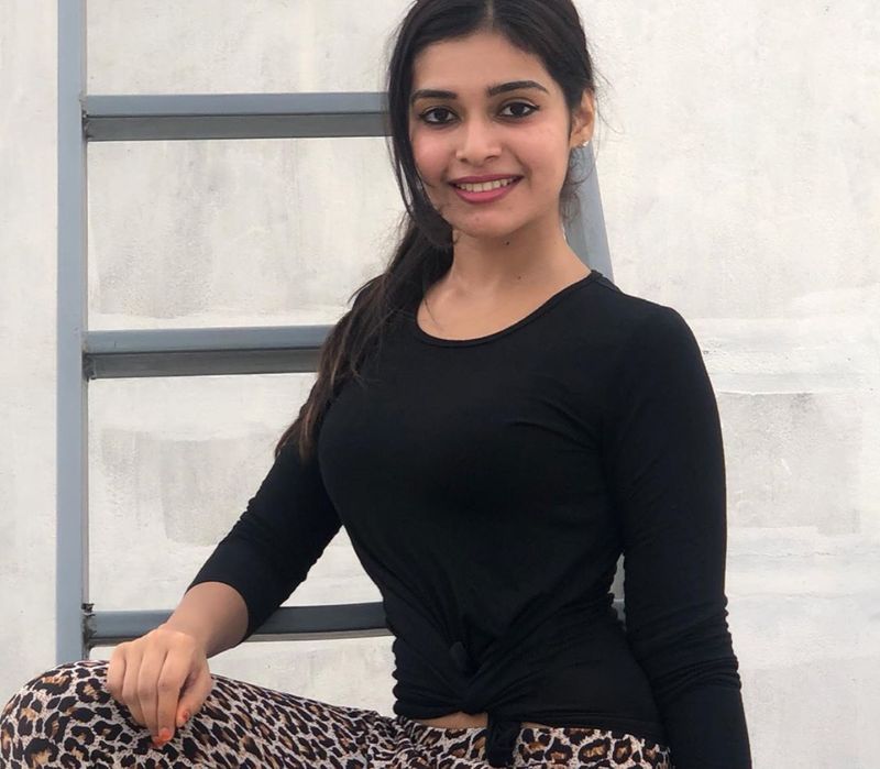கருப்பு உடையில் கட்டழகை காட்டிய தர்ஷா குப்தா !! செம்ம கியூட் புகைப்படங்கள் உள்ளே...