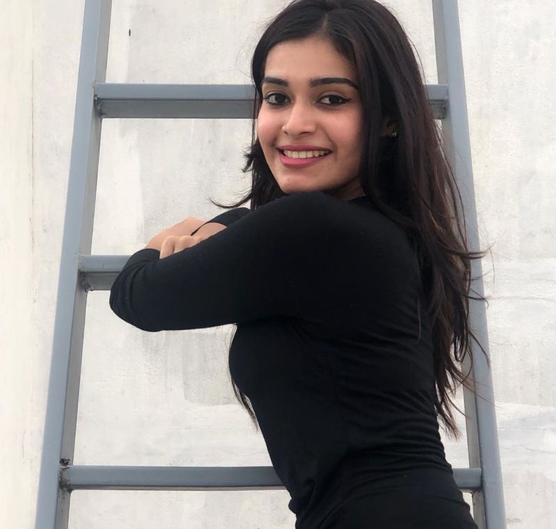 கருப்பு உடையில் கட்டழகை காட்டிய தர்ஷா குப்தா !! செம்ம கியூட் புகைப்படங்கள் உள்ளே...