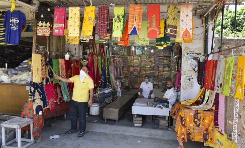 गुजरात में मिलेंगी ये छूटें
गुजरात में कारोबार खुल सकते हैं। यहां सिर्फ अहमदाबाद को छोड़कर कंटेनमेंट में छूट दी जा सकती है। बसें चलाई जा सकती हैं। यहां अहमदाबाद, वडोदरा, सूरत में कंटेनमेंट जोन को छोड़कर छूट दी जा सकती है। यहां आज गाइडलाइन जारी की जा सकती हैं। 