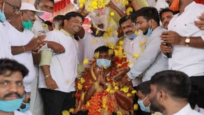 BJP Workers Did not Maintain Social Distance in Function in Bengaluru BJP Workers Did not Maintain Social Distance in Function in Bengaluru