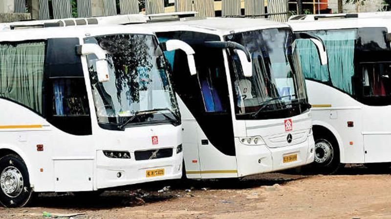 कर्नाटक में राज्य के भीतर चलेंगी बस-ट्रेनें
कर्नाटक के मुख्यमंत्री बीएस येदियुरप्पा ने गाइडलाइन जारी करते हुए कहा, राज्य में सरकारी-प्राइवेट बसें चल सकेंगी। इसके अलावा कंटेनमेंट एरिया में लॉकडाउन का पालन किया जाएगा। रेड जोन को छोड़कर सभी क्षेत्रों में आर्थिक गतिविधियों शुरू करने की अनुमति है। रविवार को पूरे राज्य में लॉकडाउन रहेगा। होम क्वारंटाइन के नियमों का कड़ाई से पालन कराया जाएगा। सीएम ने कहा, सभी दुकानें खुली रहेंगी। राज्य के अंदर ट्रेनें चलाने की अनुमति है। 