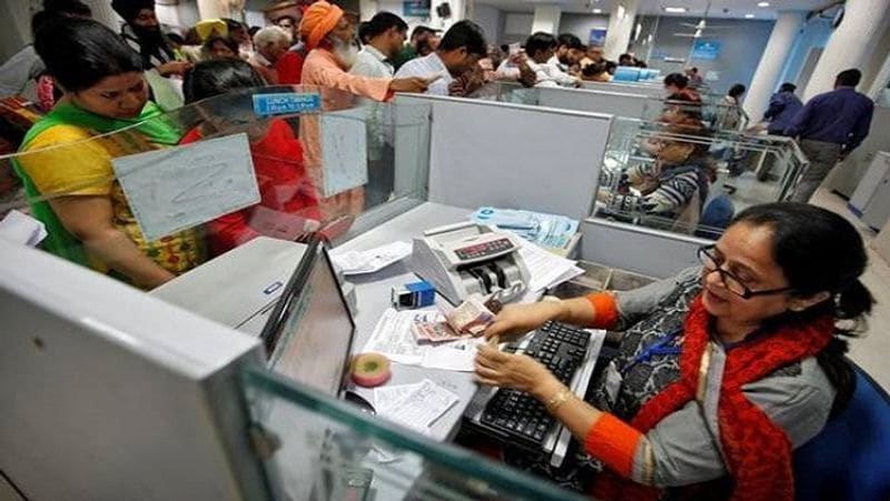 ऑनलाइन ट्रांजैक्शन की सुविधा मुफ्त
यह अकाउंट खोलने पर NEFT या RTGS के तहत ऑनलाइन ट्रांजैक्शन की सुविधा बिल्कुल मुफ्त होगी। वैसे, दूसरे सेविंग्स अकाउंट में भी इन सुविधाओं के लिए किसी तरह का चार्ज नहीं लिया जाता है, लेकिन SBI BSBD Account खोलने पर कुछ दूसरी सुविधाएं भी मिलती हैं।