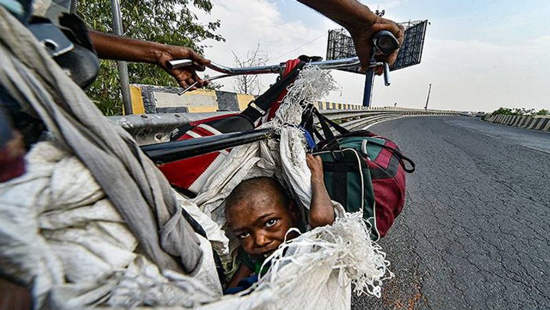 ये प्रवासी मजदूर अपने परिवार और रिश्तेदारों के साथ दिल्ली से उत्तर प्रदेश के लिए जा रहा है। इसके साथ इसके बच्चे भी है। मजदूर की एक बेटी है जो दिव्यांग है। उसे इस मजदूर ने साइकिल पर एक देसी जुगाड़ के सहारे लटका रखा है।