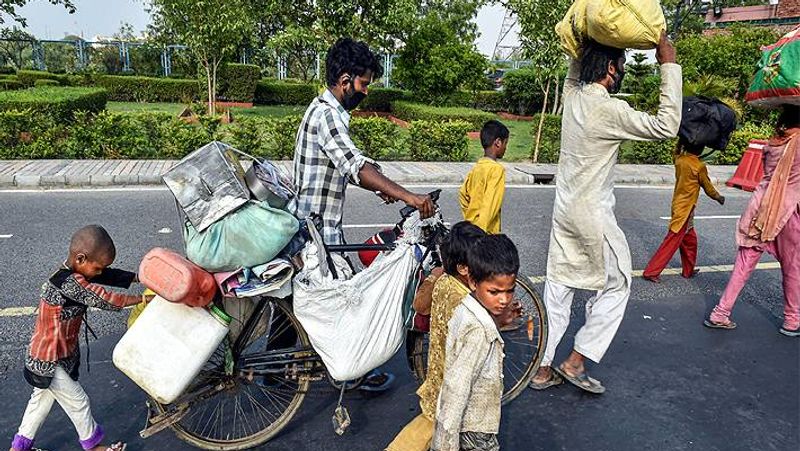इस बच्ची को नहीं पता कि दुनिया किस झंझट से जूझ रही है। वह परिवार के साथ लंबे रास्ते पर निकल चुकी है। हालांकि, रास्ते के लिए उसके पिता ने कुछ खाने का सामान बांध रखा है। जो पूरा परिवार खाएगा। 