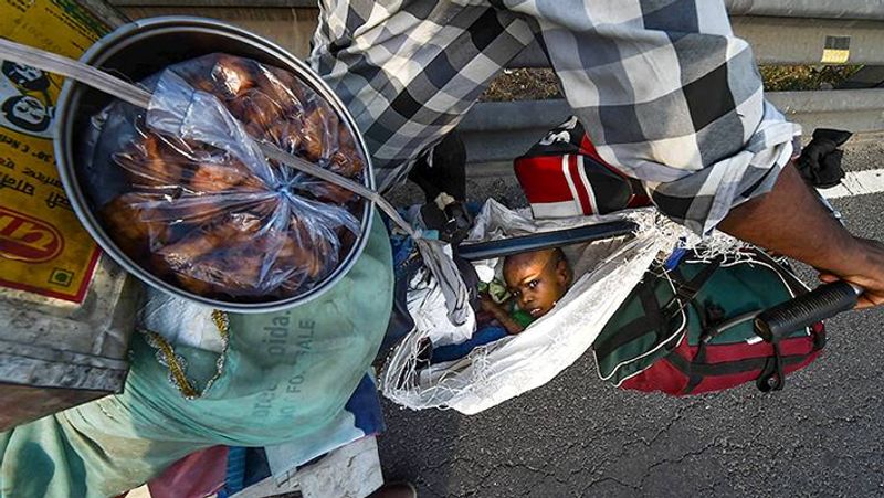 सफेद प्लास्टिक के बोरे से झांकतीं वो मासूम अपने लाचारी की गाथा स्वयं बता रही है। उस दिव्यांग को सफेद बोरे में ही लटक कर न जाने कितना लंबा सफर तय करना है। 