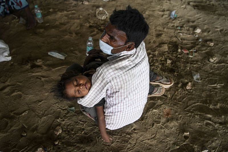 प्रवासी मजदूर काम धंधा बंद होने के बाद से हर हाल में अपने घर लौटना चाहते हैं। हालांकि सरकार श्रमिक स्पेश ट्रेनें और बस भी चलवा रही है। लेकिन मजदूरों को इसका लाभ नहीं मिल पा रहा है। जिसके कारण वे पैदल ही घर जाने को मजबूर हैं। 