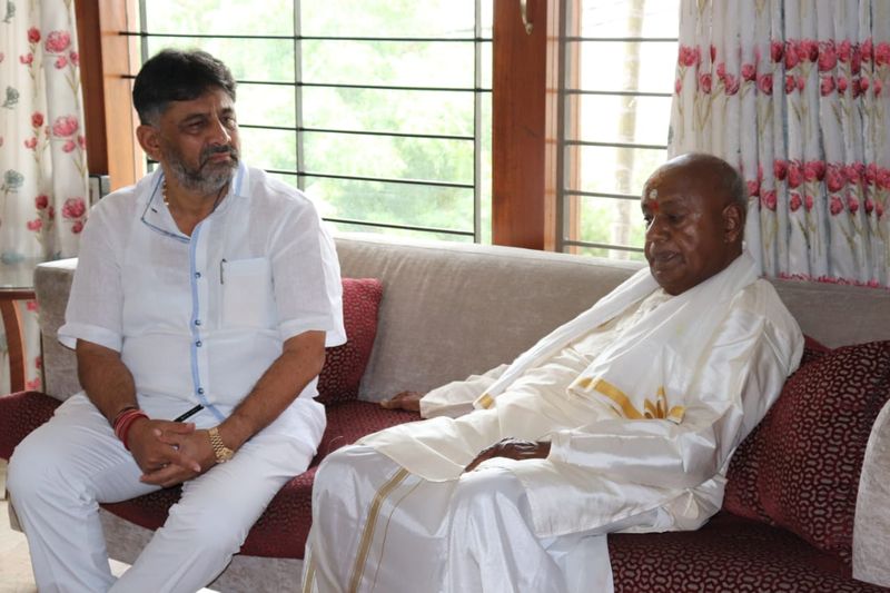 ದೇವೇಗೌಡಗೌಡರ ಜೊತೆಗೆ ಪ್ರಸಕ್ತ ರಾಜಕೀಯ ಸೇರಿದಂತೆ ಮತ್ತಿತರ ವಿಷಯಗಳ ಬಗ್ಗೆ ಚರ್ಚೆ ನಡೆಸಿದ ಡಿಕೆಶಿ 