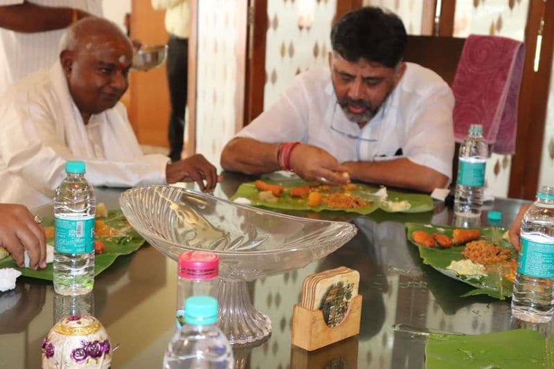 ದೊಡ್ಡಗೌಡರ ಜೊತೆ ಕುಳಿತು ಭೋಜನ ಸವಿದ ಡಿಕೆಶಿ 