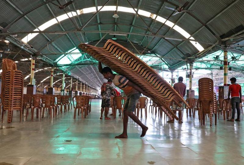 ഇന്ത്യയില് ട്രെയിന് സര്വ്വീസുകള് പുനരാരംഭിക്കുന്നതിന്റെ ഭാഗമായി ഹൗറത്ത് റെയില്വേ സ്റ്റേഷനില് ഒരുക്കങ്ങള് പുരോഗമിക്കുന്നു