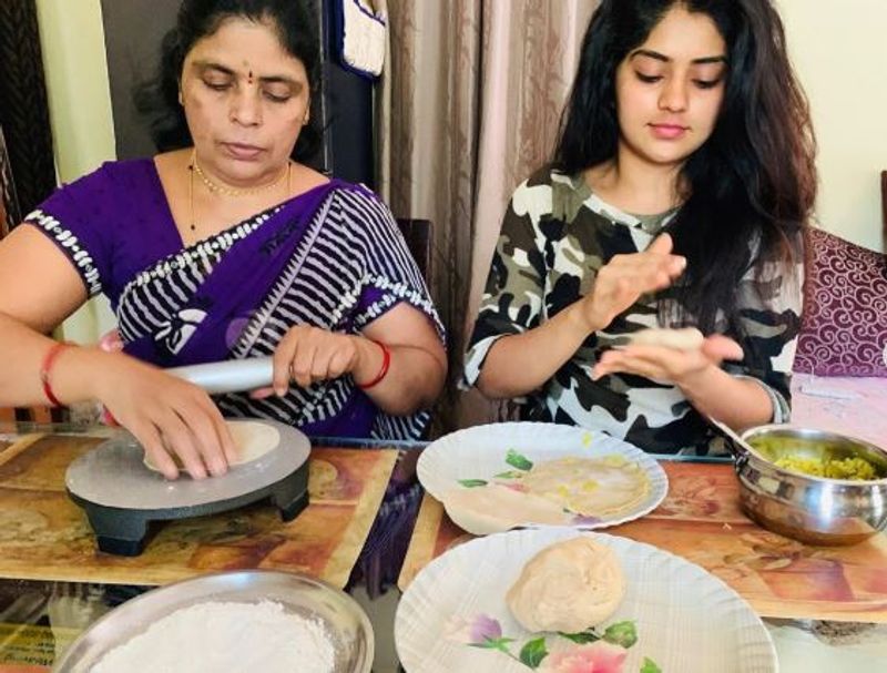 ಅಮ್ಮಂದಿರ ದಿನದಂದು ತಾಯಿಗೆ ಅಡುಗೆ ಮಾಡಿ ತಿನ್ನಿಸಿದ್ದಾರೆ.