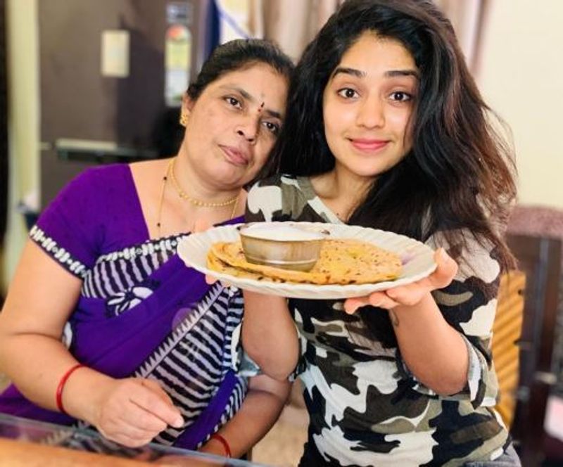 ಅಮ್ಮನ ಜೊತೆ ಮೂಲಂಗಿ ಪರೋಟ ಮಾಡುತ್ತಿರುವ ಫೋಟೋವನ್ನು ಶೇರ್ ಮಾಡಿದ್ದರು.