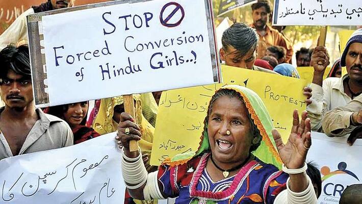 Two Hindu teenage girls women kidnapped and forcibly converted to Islam in Pakistan sindh ckm Two Hindu teenage girls women kidnapped and forcibly converted to Islam in Pakistan sindh ckm