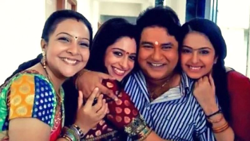 आशीष ने फेसबुक पर एक पोस्ट लिखी, जिसमें उन्होंने कहा-''सुबह की कॉफी, बिना शक्कर की, ये मुस्कराहट मजबूरी में है जी। भगवान उठा ले मुझे।''