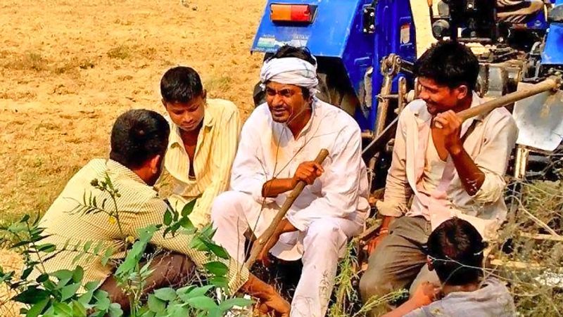 इन प्रमुख फिल्मों में काम कर चुके नवाज : नवाजुद्दीन ने 1999 में सरफरोश फिल्म से बतौर एक्टर बॉलीवुड में डेब्यू किया था। वे गैंग्स ऑफ वासेपुर' (2014), 'द लंचबॉक्स' (2013) बदलापुर (2014), 'बजरंगी भाईजान' (2015), फ्रीकी अली (2016), मॉम (2017), मंटो (2018) और मोतीचूर-चकनाचूर (2019) जैसी फिल्मों में काम कर चुके हैं।
