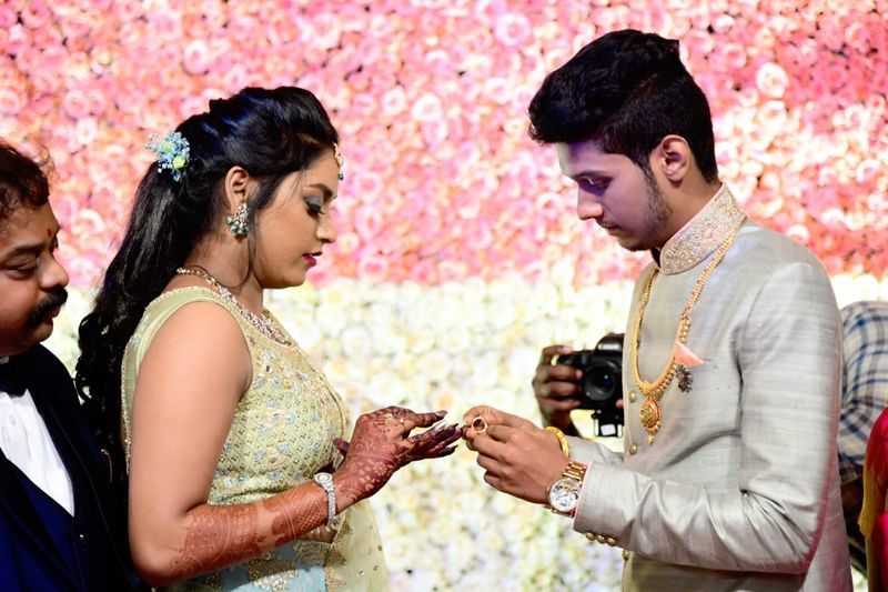 ಜೂನ್ 10 ಶಾರ್ವರೀನಾಮ ಸಂವತ್ಸರ, ಉತ್ತರಾಯಣದ ಗ್ರೀಷ್ಠ ಋತುವಿನ ಜೇಷ್ಠಮಾಸದ ಕೃಷ್ಣ ಪಕ್ಷದ ಪಂಚಮಿ ದಿನ ಮದುವೆಗೆ ಮಮುಹೂರ್ತ ಫಿಕ್ಸ್ ಮಾಡಲಾಗಿದೆ.