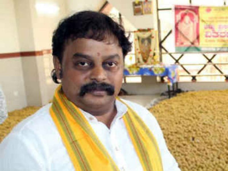 ಜೂನ್ 10ರಂದು ಬೆಂಗಳೂರಿನಲ್ಲಿ ಸರ್ಕಾರದ ನಿಯಮಗಳ ಪ್ರಕಾರ ಸರಳವಾಗಿ ಪುತ್ರಿಯ ವಿವಾಹ ನೆರವೇರಿಸಲು ತೀರ್ಮಾನಿಸಲಾಗಿದೆ. ಆದ್ರೆ ಮದ್ವೆ ಸ್ಥಳವನ್ನು ಇನ್ನೆರಡು ದಿನಗಳಲ್ಲಿ ನಿಗದಿಪಡಿಸಲಾಗುವುದು ಎಂದು ಶರವಣ ಸುವರ್ಣ ನ್ಯೂಸ್ಗೆ ತಿಳಿಸಿದ್ದಾರೆ,