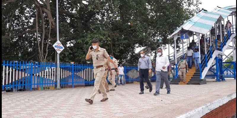 সোমবার সকালে আচমকাই প্রচুর পুলিশ মোতায়েন করা হয় রায়গঞ্জে স্টেশনে। কিছুক্ষণ পর চলে আসেন পুরসভার চেয়ারম্যান-সহ প্রশাসনের আধিকারিকরাও।