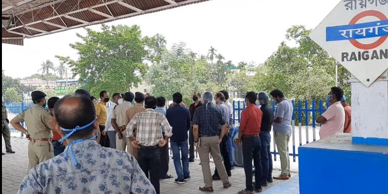মঙ্গলবার ভোরে উত্তরপ্রদেশ থেকে পরিযায়ী শ্রমিকদের নিয়ে একটি ট্রেন আসবে রায়গঞ্জে। শ্রমিকদের শারীরিক পরীক্ষা, কোয়ারেন্টাইনে রাখা বা বাড়ি ফেরানোর ব্যবস্থা খতিয়ে দেখেন পুলিশ, প্রশাসনের পুরসভার প্রতিনিধিরা।