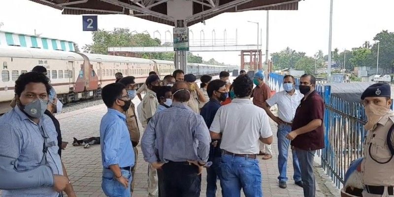 ভিন রাজ্য থেকে আসা শ্রমিকদের কোয়ারেন্টাইনে রাখা নিয়ে চ্যালেঞ্জের মুখে পড়েছে জেলা প্রশাসন। পরিস্থিতি এমনই যে, তাঁদের হোম কোরায়েন্টাইনে রাখার জন্য সাধারণ মানুষের কাছে সহযোগিতা চেয়ে আবেদন জানানো হয়েছে।